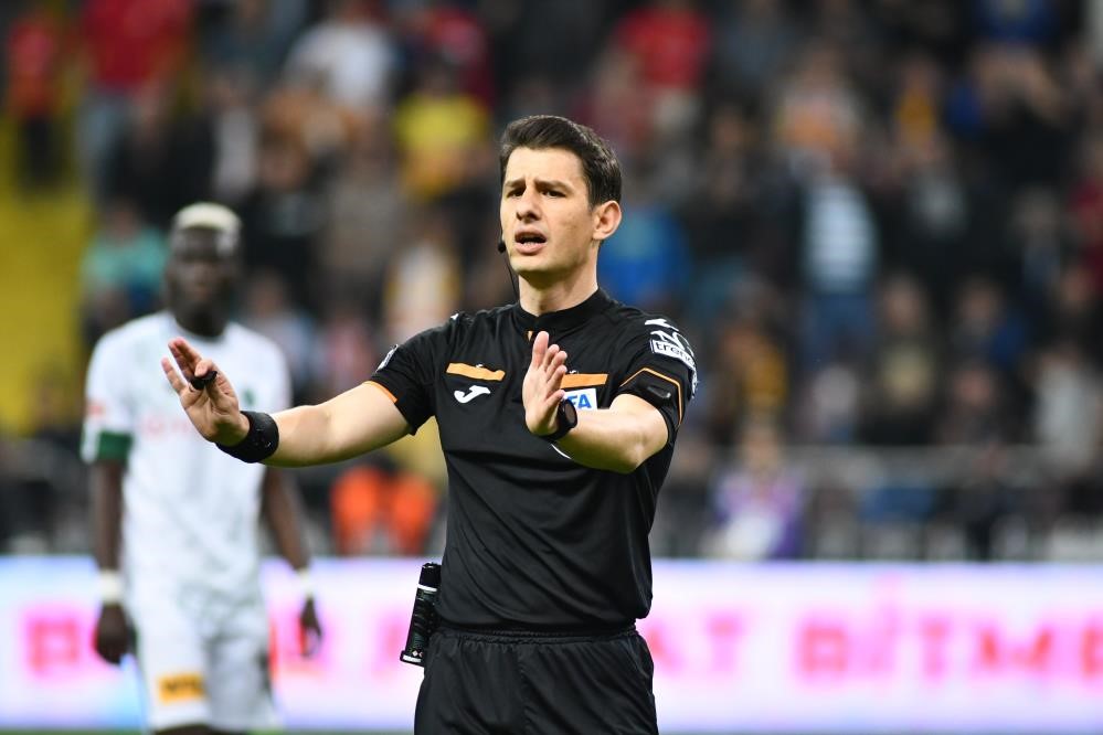 Bei den Spielen von Kayserispor haben 23 Schiedsrichter gepfiffen.