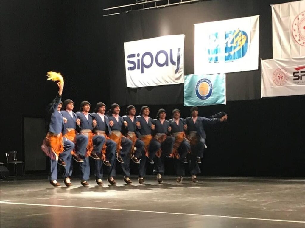Bitlis Eren Universität Folklore-Team ist der Champion der Universitäts-Folkloretanzklasse-Liga!