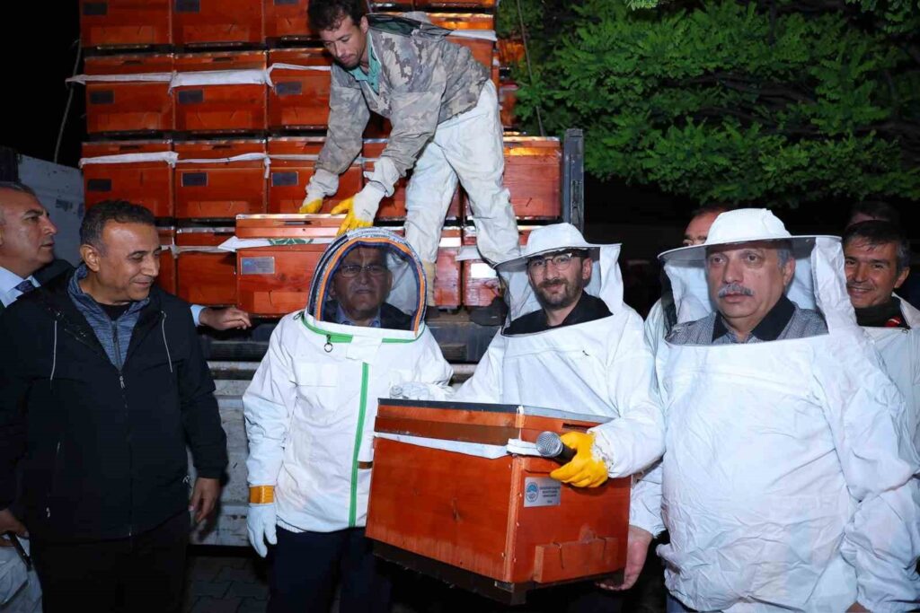 Bürgermeister Büyükkılıç verteilte in den frühen Morgenstunden 2.000 Bienenstöcke im Wert von 10 Millionen TL an die Produzenten