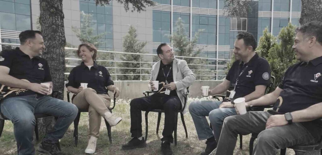 Der Minister für Industrie und Technologie, Mehmet Fatih Kacır, gratulierte Turgay Karakaş, einem der ersten Weltraumingenieure der Türkei.