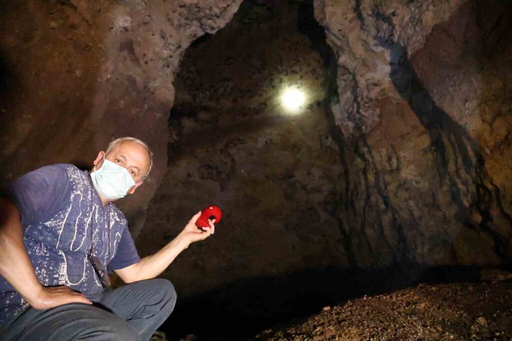 Die Höhle, die nicht weniger gruselig ist als Horrorfilme, beherbergt Tausende von Fledermäusen.