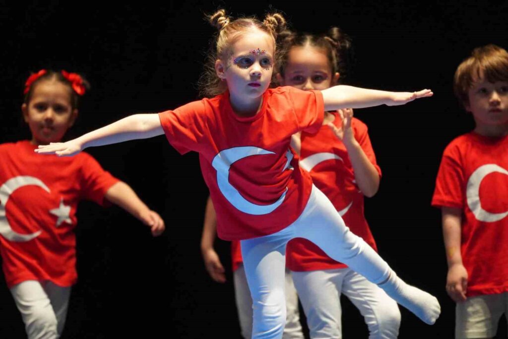 Die Kleinen haben ihre Fähigkeiten bei der Gymnastikshow gezeigt