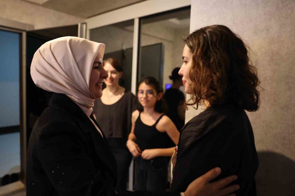 Familien- und Sozialministerin Mahinur Özdemir Göktaş überrascht die Familie eines Märtyrers mit einem Besuch.