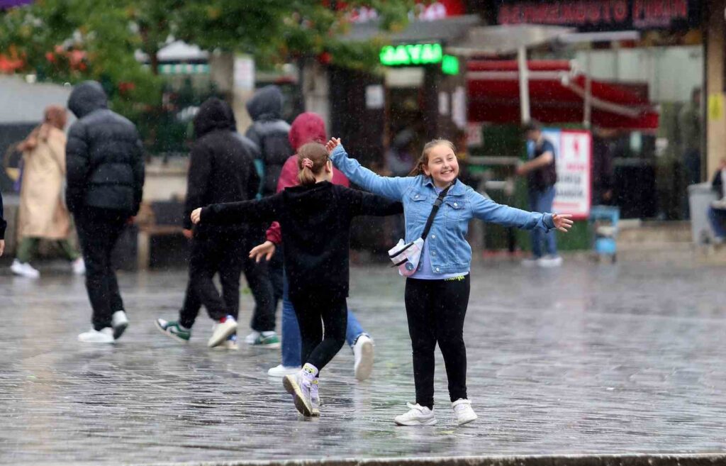 In Bursa brach ein plötzlicher Regen aus, der die Bürger unvorbereitet traf.