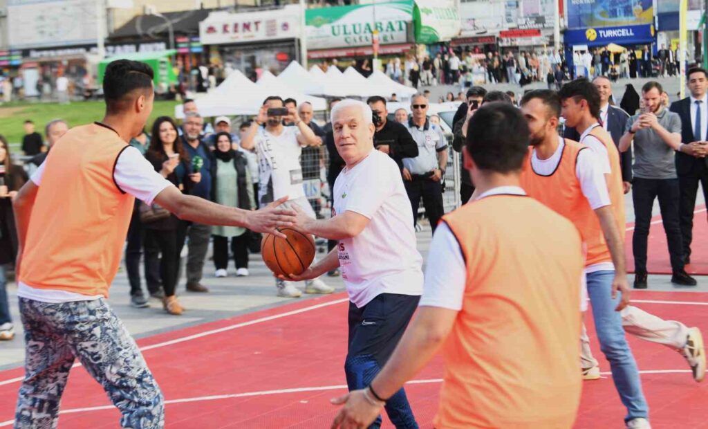 In Bursa zogen die Bürgermeister Trainingsanzüge an und traten auf den Platz, um sich mit den Jugendlichen einen erbitterten Kampf zu liefern.