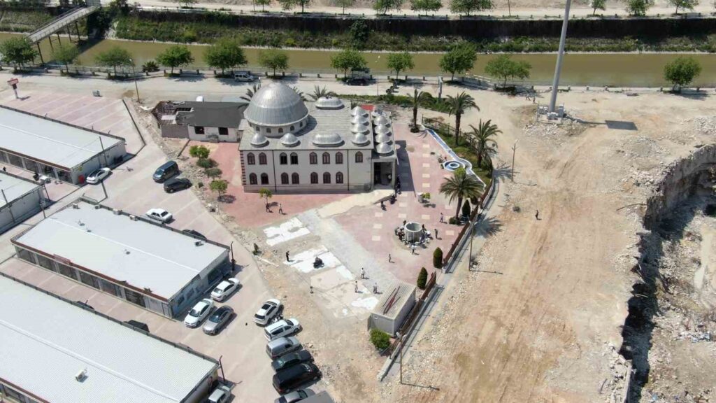 In Hatay, wo das Erdbeben zuschlug, die Hacı Fahri Öksüz Moschee