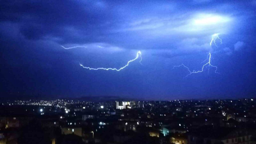 Kırıkkale’de yağmurlu hava ve şimşekler yaşanıyor.