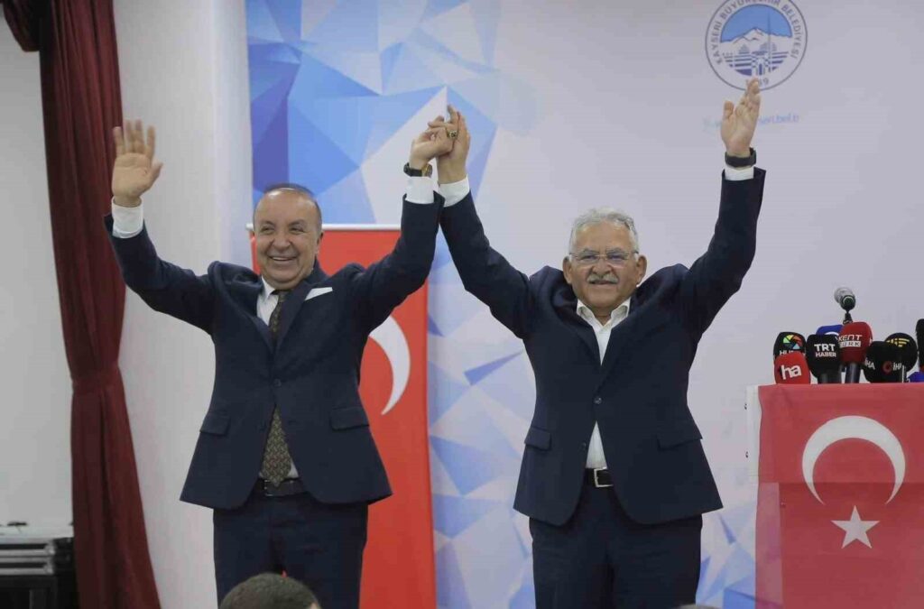 Minister Özhaseki: ‘Zwei Memduh arbeiten Hand in Hand zusammen und dienen Ihnen.’