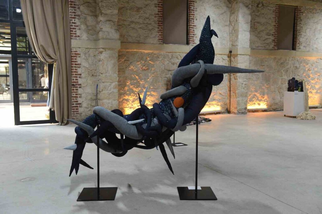 Abfalltextilien wurden in Kunstwerke verwandelt