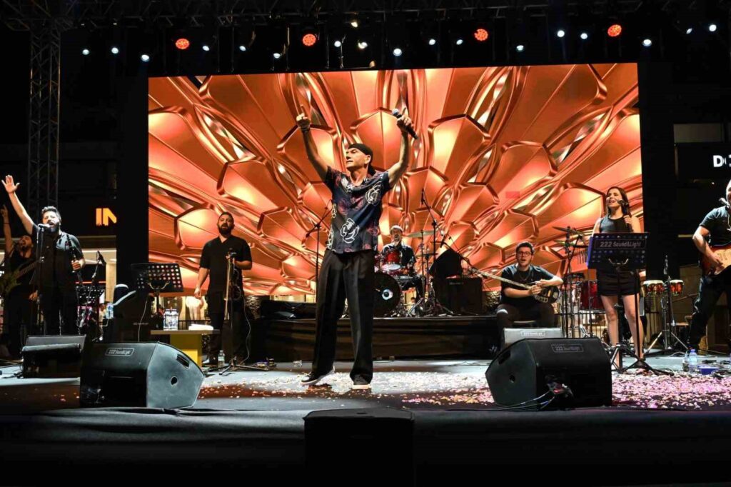 Am letzten Tag des Festivals feierten die Einwohner von Isparta ausgelassen mit dem Sänger Altay