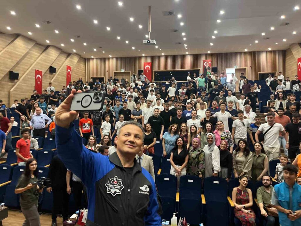 Der erste türkische Astronaut Alper Gezeravcı traf sich mit Schülern in Eskişehir