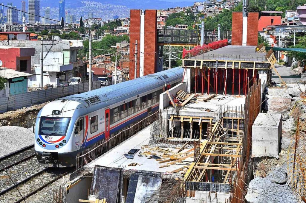 Die Katip Çelebi Universität ist mit der Gürçeşme IZBAN verbunden
