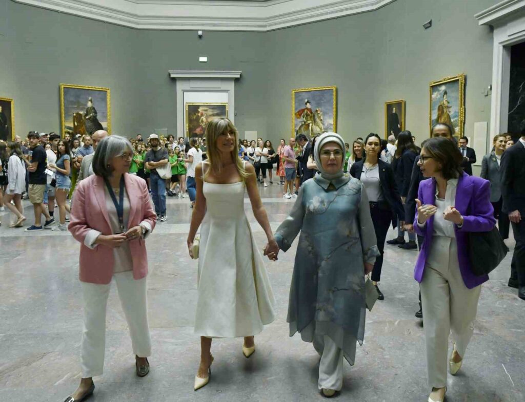 Emine Erdoğan besuchte mit der Ehefrau des spanischen Premierministers, Fernandez, das Prado Museum in Madrid.