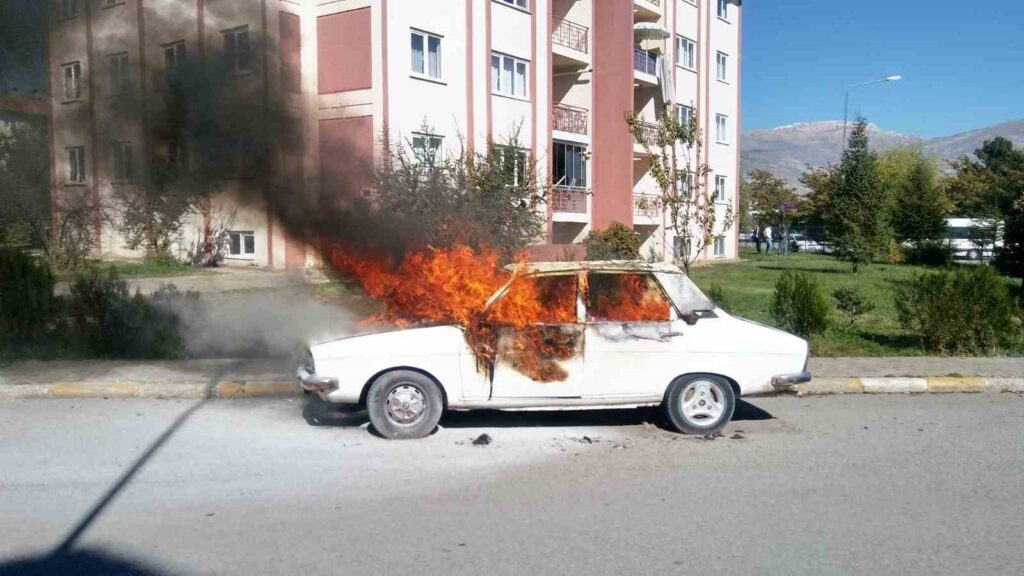 Führen Sie keine explosiven, entflammbaren oder brennbaren Materialien in Fahrzeugen mit.