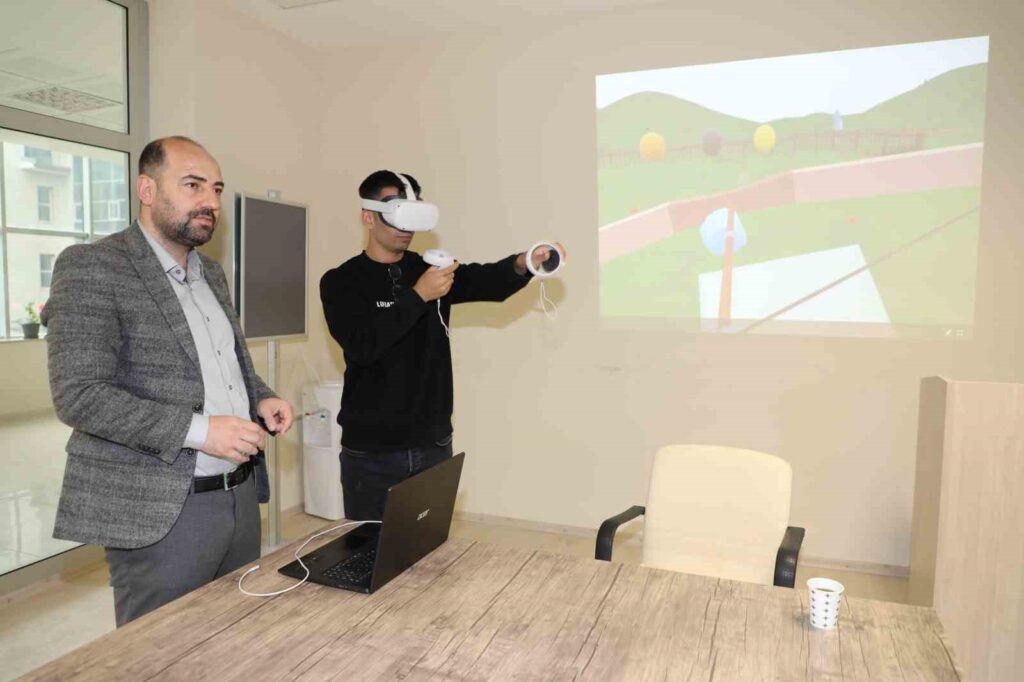 Grundschüler der 2. Klasse werden mit Virtual-Reality-Brillen Englisch auf unterhaltsamere und einfachere Weise lernen