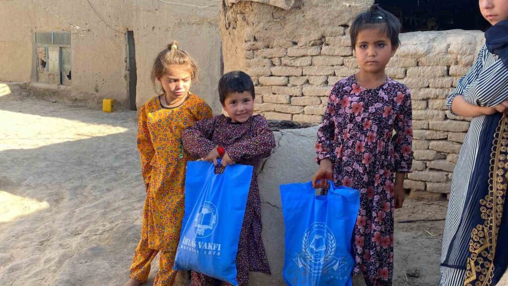İhlas-Stiftung feiert das Fest mit Waisenkindern.