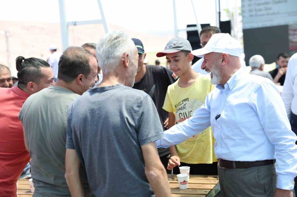 Präsident Çolakbayrakdar feierte das Fest mit den Bürgern am Opferplatz.