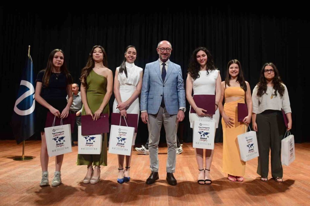 Studierende der Anadolu Universität auf der Weltbühne