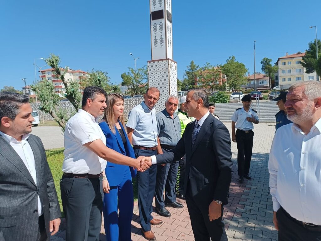 Der zum Osmançık ernannt Kaymakam Duman besuchte das Martyrergedenkmal.