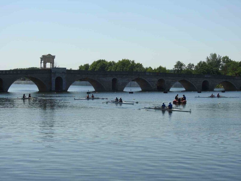 Die ersten offiziellen Ruderwettbewerbe haben am Fluss Meriç in Edirne begonnen.