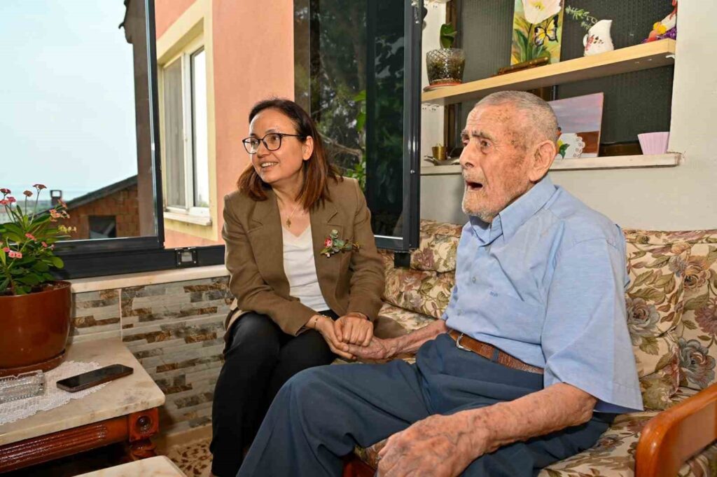 Die Gouverneurin von Yalova, Hülya Kaya, besuchte Muharrem, der am Tag der Gründung der Republik geboren wurde.