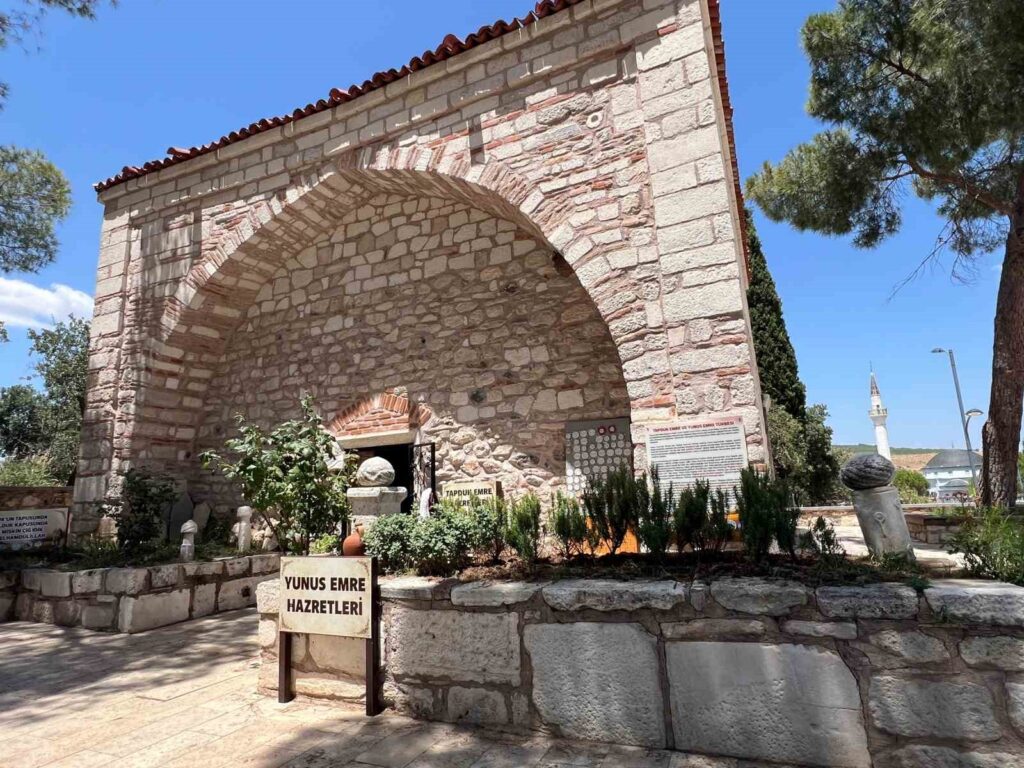 Er listete die Beweise dafür auf, dass das Mausoleum von Yunus Emre in Kula ist.