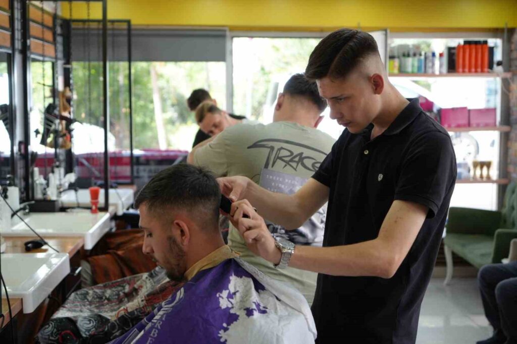 Friseure und Coiffeure, die an ihrem Ruhetag geöffnet haben, werden mit 9000 Lira bestraft.