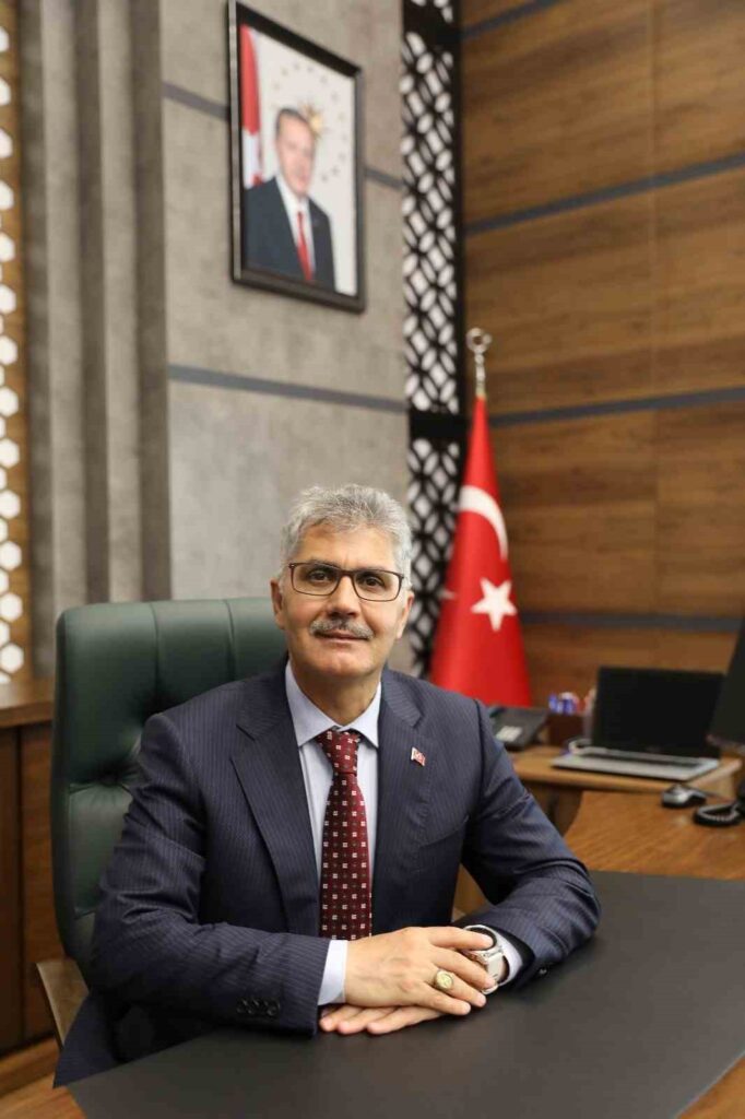 Gouverneur Çelik: ‘Unsere Aufgabe ist es, den Verratsversuch nicht zu vergessen und an die zukünftigen Generationen weiterzugeben’.
