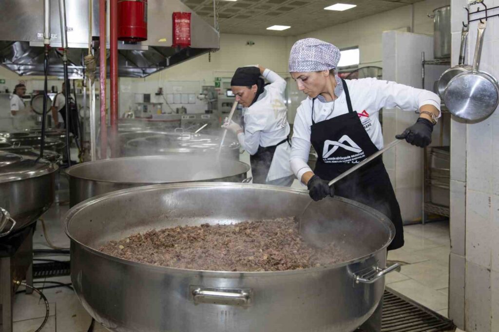 In Mersin kochen die Töpfe in der Suppenküche für die Bürger.