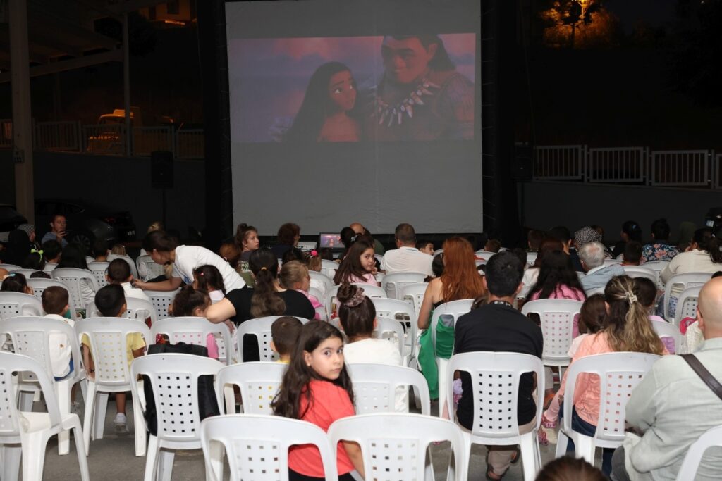 In Nilüfer werden die Kinder im Freiluftkino Spaß haben.