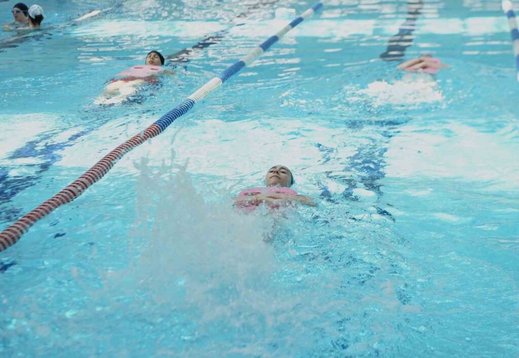 In Osmangazi verbringen die Schüler den Sommer schwimmend.