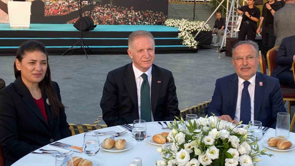 Istanbul Gouverneur Davut Gül nahm an der Veranstaltung teil, die zu Ehren der Familien der Märtyrer des 15. Juli stattfand.