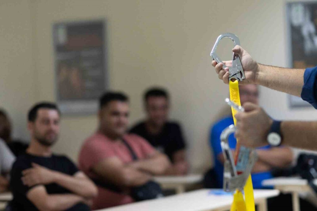 Lebenswichtige Schulungen für Personen, die in der Höhe arbeiten