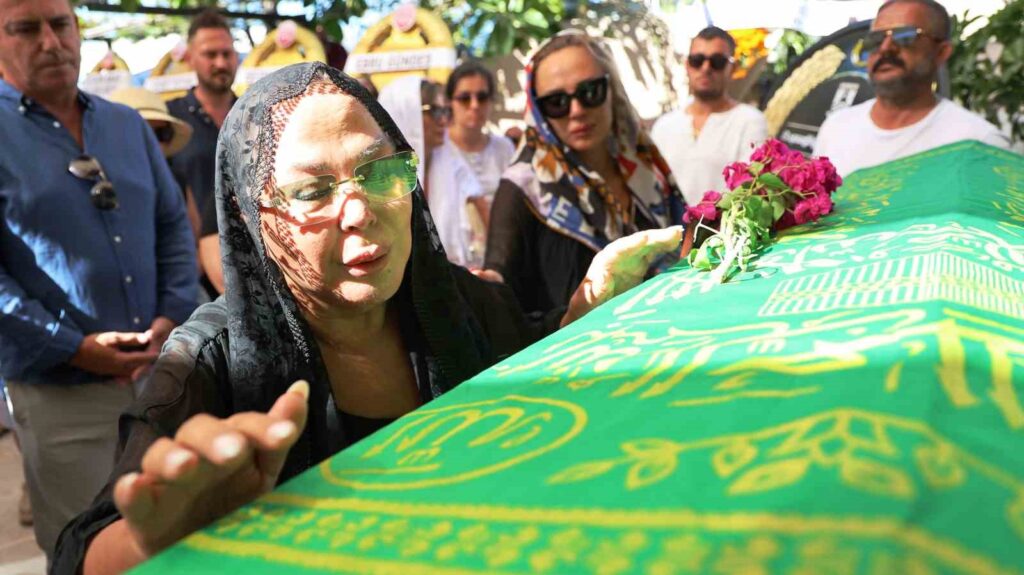 Safiye Soyman verabschiedete ihren Sohn mit Tränen in den Augen auf seiner letzten Reise.