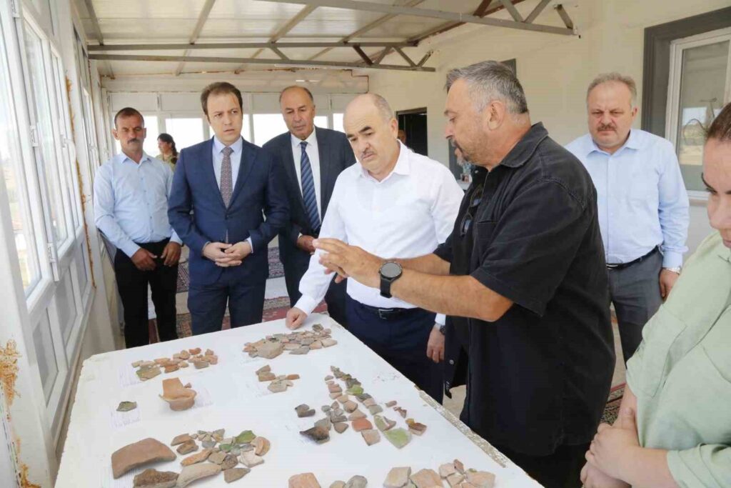 Untersuchung von Gouverneur Dağlı an der archäologischen Stätte Kalehisar