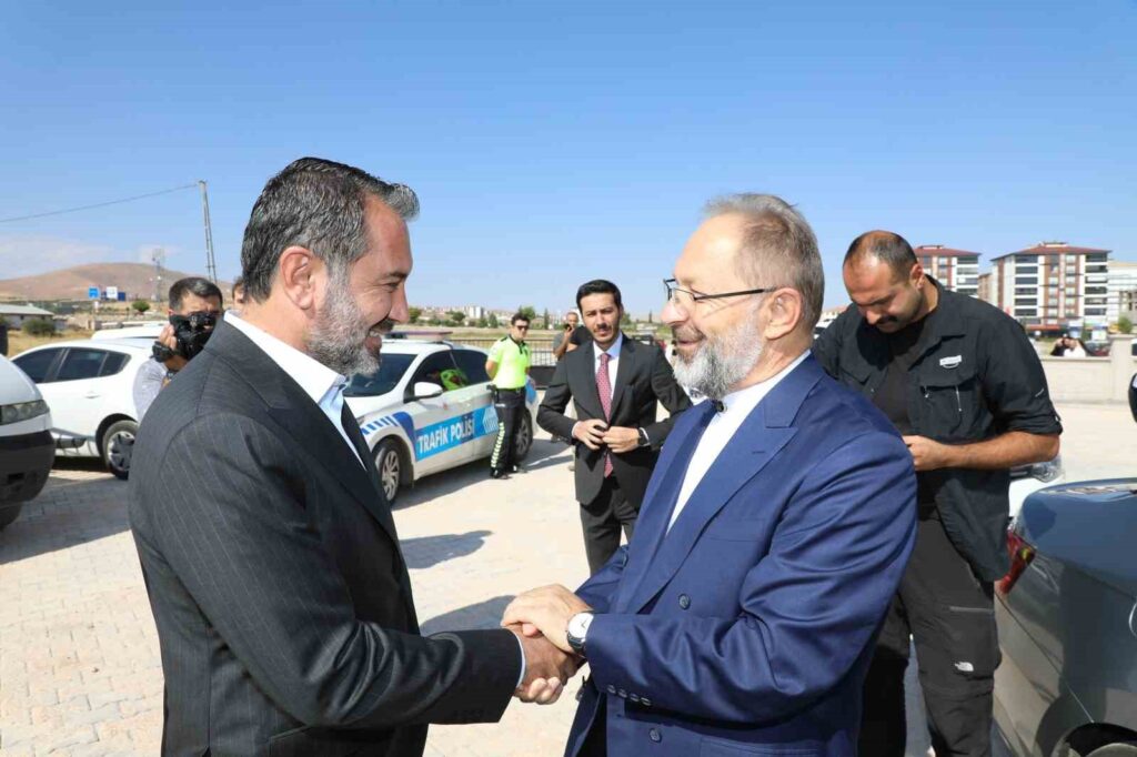 Dank an Präsident Şerifoğulları von Diyanet İşleri Präsident Ali Erbaş