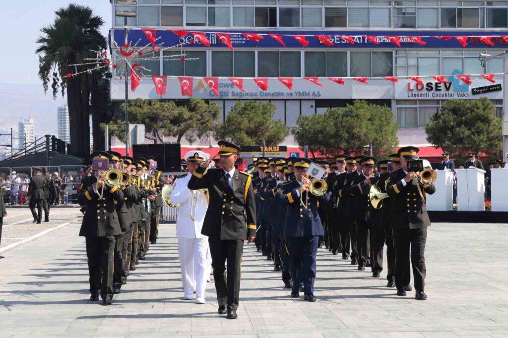 Der 30. August-Siegstag wurde in Izmir mit Begeisterung gefeiert.