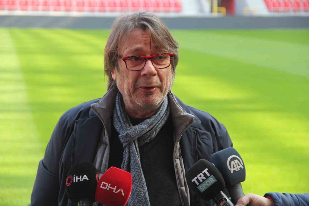 Mehmet Sepil: “Ich sehe zum ersten Mal, dass ein Präsident in der Halbzeitpause durch das Stadion zu seinen eigenen Fans läuft.”