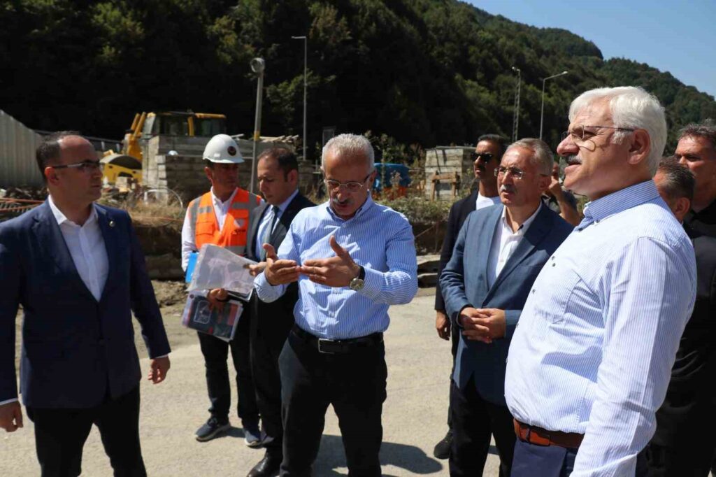 Minister Uraloğlu verwies auf den 19. September: “Wir haben beim Bau der 67 Meter langen Stahlstruktur des Tunnels 27 Meter Fortschritt erzielt.”
