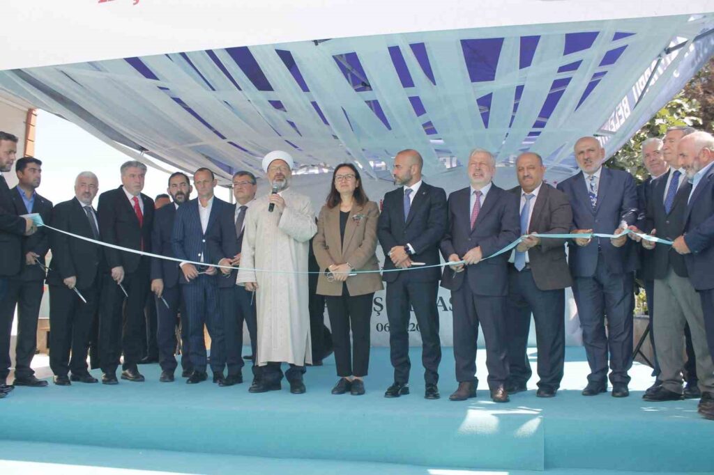 Der Präsident der Diyanet İşleri, Erbaş, nahm an Eröffnungen in Yalova teil.