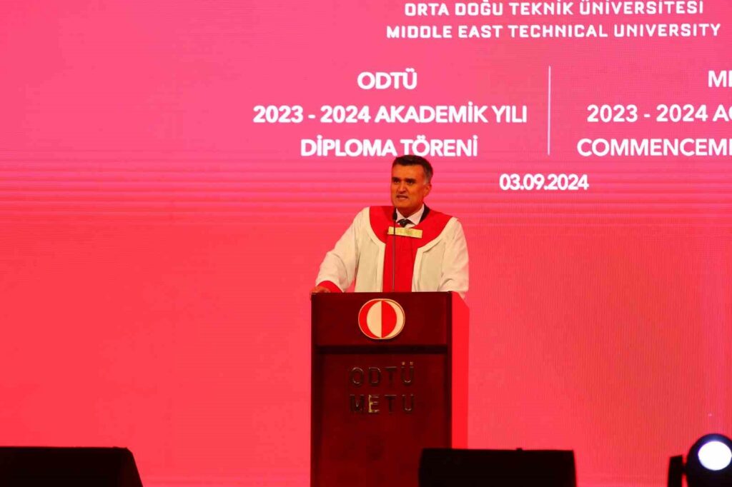 Die ODTÜ-Studenten haben die Rede des Rektors Yozgatlıgil protestiert, indem sie den Strom auf der Bühne für zwei Wochen abgestellt haben.