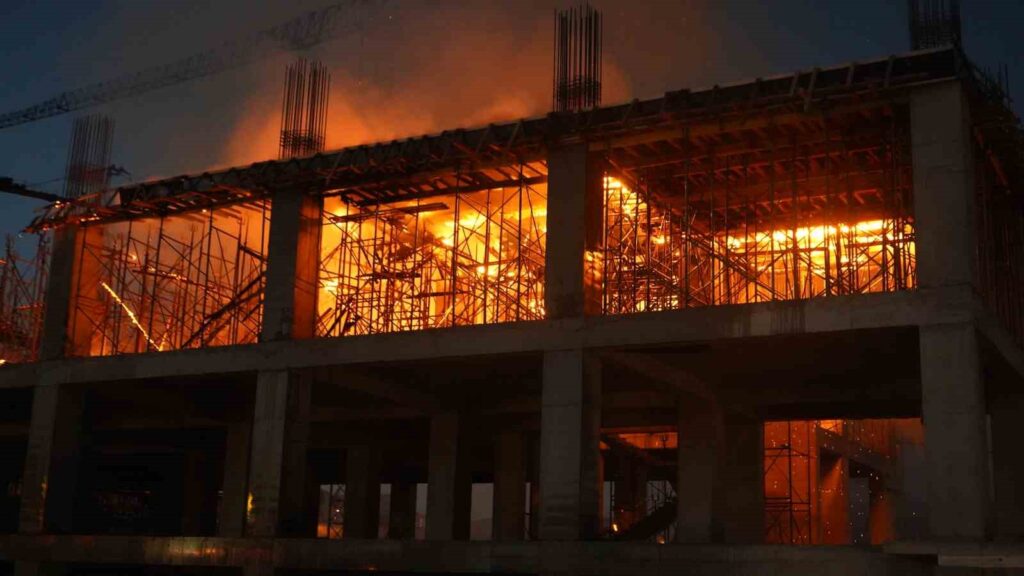 Die Reaktionen auf den Brand im Şırnak Regionalhospital halten an.