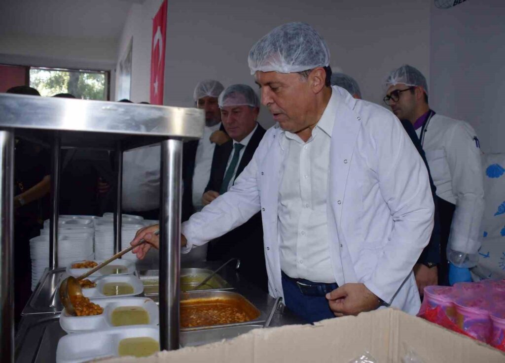 In Esenyurt wurde ein weiteres Suppenküche eröffnet: Es werden Mahlzeiten an tausend bedürftige Personen verteilt.