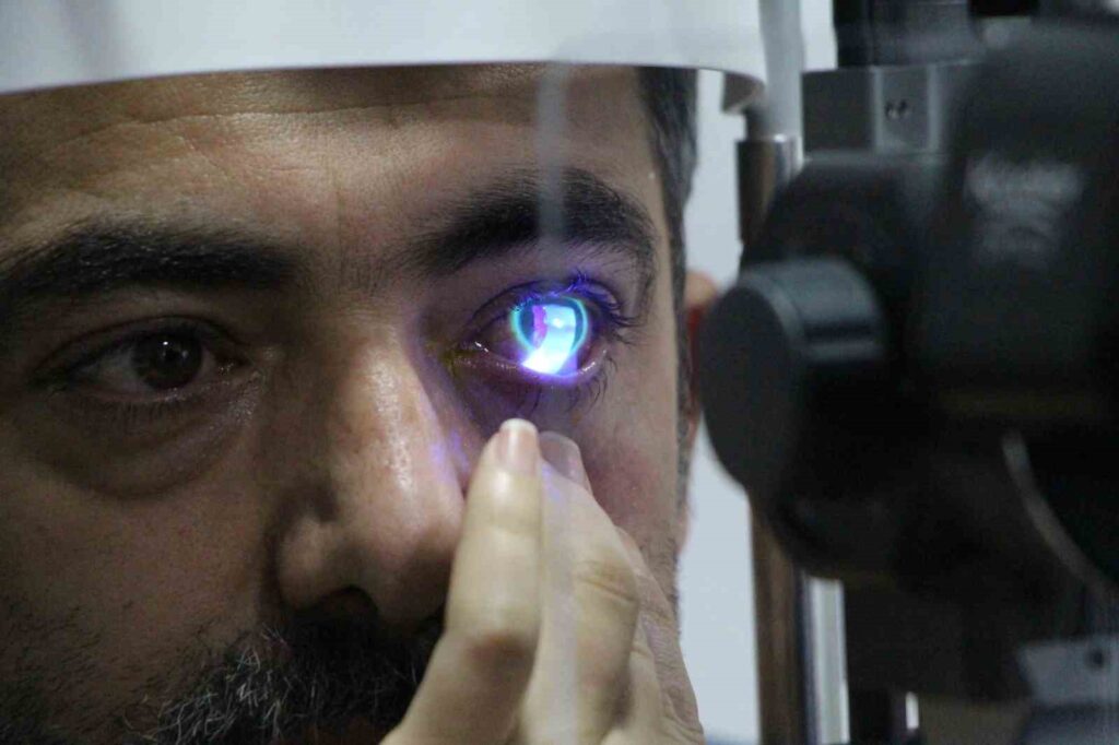 Der ins linke Auge gelangte japanische Kleber führte zu einem Krankenhausaufenthalt.
