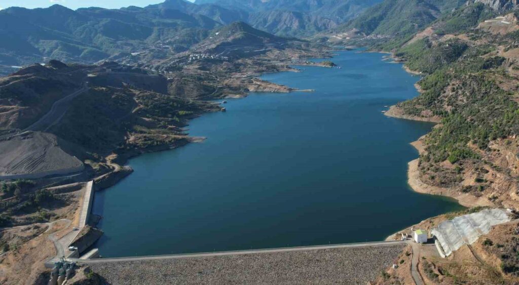 Der Staudamm, der das Wasser von Zypern bereitstellt, ist auch zur Lebensquelle für Tausende von Hektar landwirtschaftlicher Flächen geworden.
