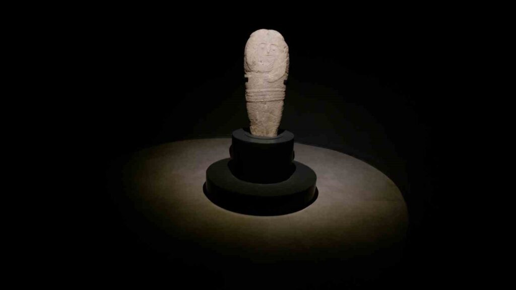 Die 2500 Jahre alte Taş Baba-Statue zieht Aufmerksamkeit auf sich.