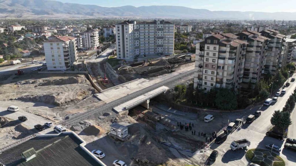 Die Arbeiten an der Hochgeschwindigkeitsbahnlinie Karaman-Ulukışla gehen weiter.