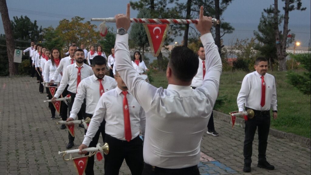 Die Blaskapelle gab ihr erstes Konzert beim Fener Alayı.