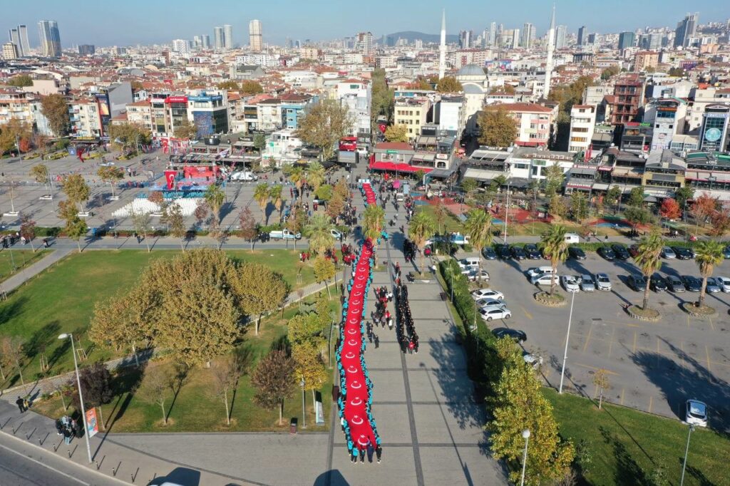 Die Feierlichkeiten zur Republik wurden in Pendik mit einer 101 Meter langen türkischen Flagge aus der Luft gefilmt.
