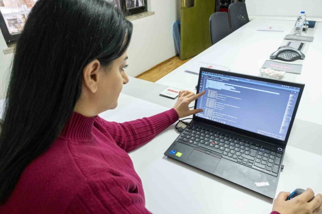 Die Geschäftsprozesse der Unternehmen werden mit KI-unterstützter Software geplant.